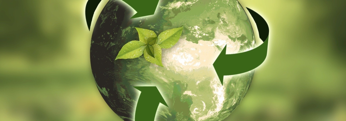 Ziemia na tle zielonym ze znaczkiem recyklingu, ilustracja do informacji